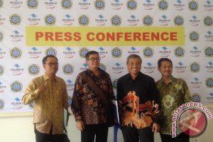 Ketua DPC INSA Surabaya, Stenvens H. Lesawengan. bersama Direksi PT Pelindo III Husein Latif, dan Dirut Rumah Sakit Pelindo III Iwan Sabatini. (ant) 
