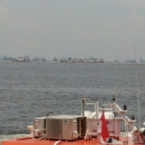 Tampak puluhan kapal di luar dam pelabuhan Priok menunggu sandar. Gambar diambil Kamis (17/11).