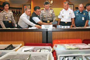 Polisi memperlihatkan barang bukti hasil pungli. (ist)