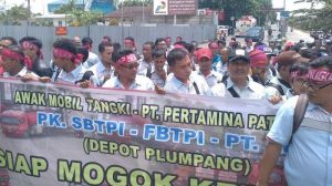 ilustrasi para awak sopir truk tangki mogok. (ist)