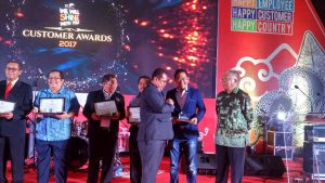 Dirut PT IKT Chiefy Adi K, memberikan penghargaan kepada AKbar Johan, Sekjen ALFI, sa;ah satu diantara sekian banyak yang mendapat penghargaan. (ow)