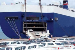 Kapal RoRo sedang memuat mobil. (ist)