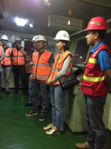 Dirut PTP Imanuddin bersama direksi lainnya pada malam pelepasan kapal terakhir di pelabuhan Priok. (ist)