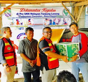 Pelindo Banten Hebat memberi bantuan 100 paket sembako kepada kelompok nelayan  Rukun Tanjung Lenteng Ciwandan. (IST)