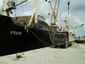 Kapal Felya asal Teluk Bayur Padang sedang bongkar semen. (ow)