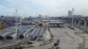 SItuasi gate out JICT. Gambar diambil hari ini.