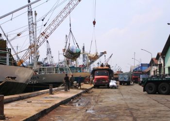 KAPAL DI KALIMAS SURABAYA TAK BISA BERLAYAR