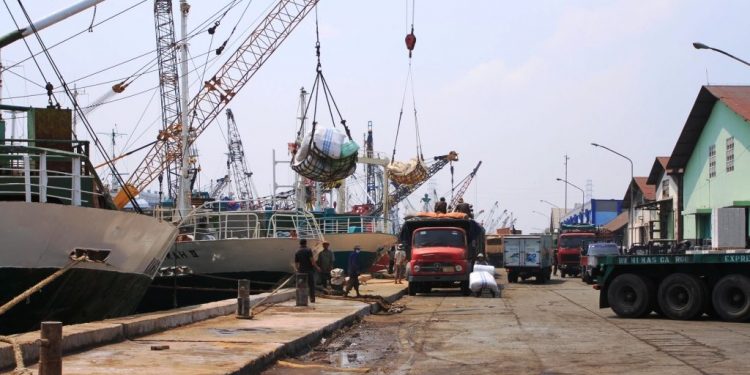 KAPAL DI KALIMAS SURABAYA TAK BISA BERLAYAR