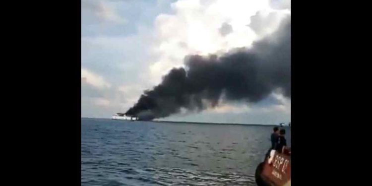 Seluruh Penumpang Kapal Satya Kencana yang Terbakar Berhasil Dievakuasi