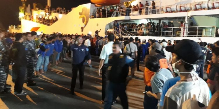 Satu Meninggal, Penumpang Selamat Tiba di Pelabuhan Trisakti