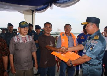 Syahbandar Belawan Bagikan Life Jacket kepada 18 Pemilik Kapal