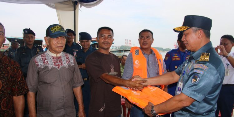 Syahbandar Belawan Bagikan Life Jacket kepada 18 Pemilik Kapal