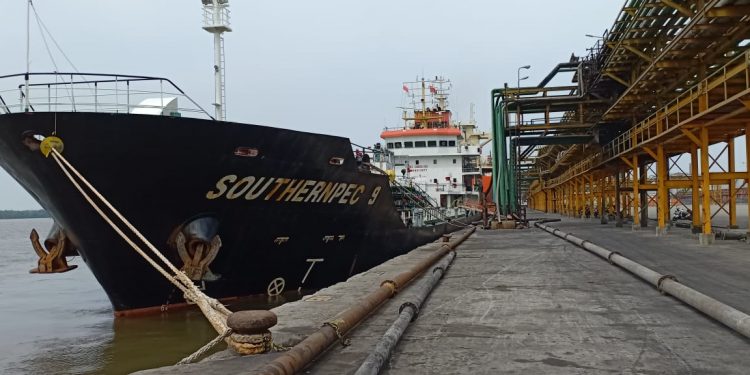 5.000 Ton BBM Dibongkar di Belawan