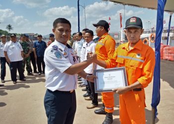 700 Life Jacket Diberikan Kemenhub ke Operator Kapal di Kendawangan