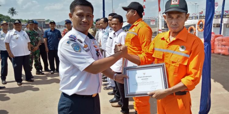 700 Life Jacket Diberikan Kemenhub ke Operator Kapal di Kendawangan