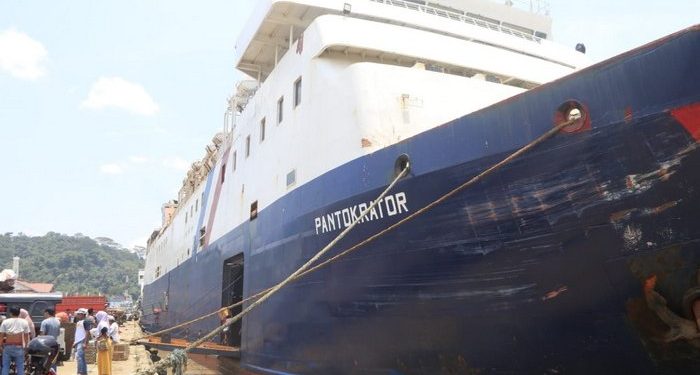 Kapal Pantokrator Tabrak Kapal Barang di Pelabuhan Samarinda