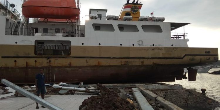 Akibat Gempa & Tsunami, Kapal Terlempar, Crane Rubuh