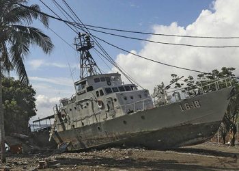 Dua Kapal di Jalanan Akibat Terhempas Tsunai Palu