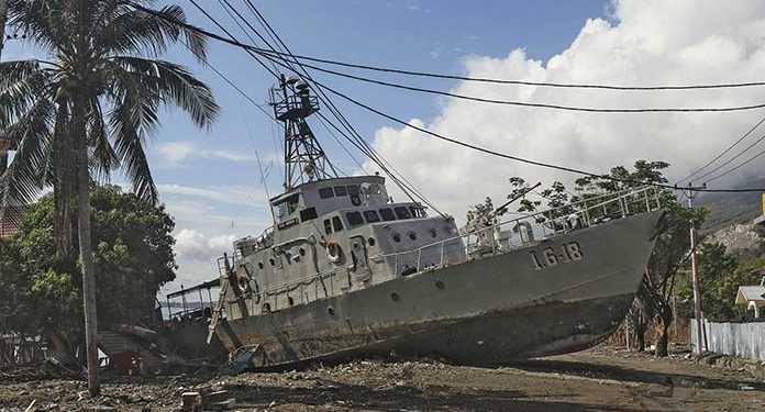 Dua Kapal di Jalanan Akibat Terhempas Tsunai Palu