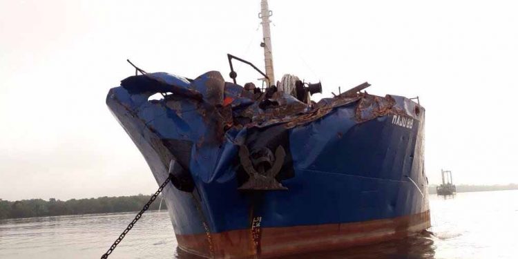 KM Kirana III Tabrakan di Sungai Mentaya