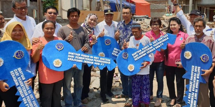 Menhub Serahkan 50 Huntara untuk Korban Gempa Lombok