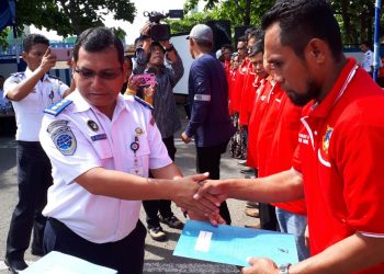 Kemenhub Bagikan 200 Life Jacket ke Operator Kapal di Sorong
