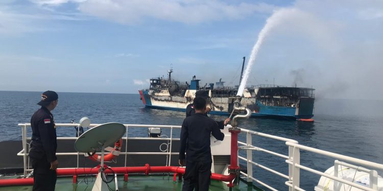 Kapal Patroli Grantin Bantu Padamkan KMP Gerbang Samudera 1