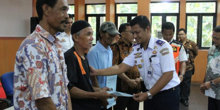 KSOP Kepulauan Seribu Serahkan 741 Sertifikat Pas Kecil