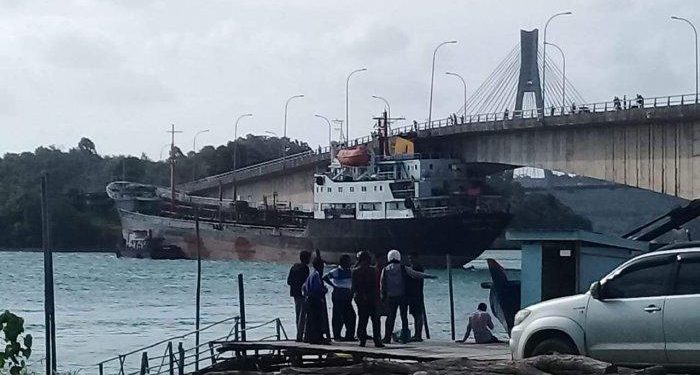 Kecelakaan Kapal MT Eastern hingga Tongkang di Pelabuhan Holcim, karena Cuaca Buruk