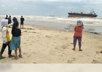Hendak Muat Semen, Kapal Velsia Kandas Terseret Ombak