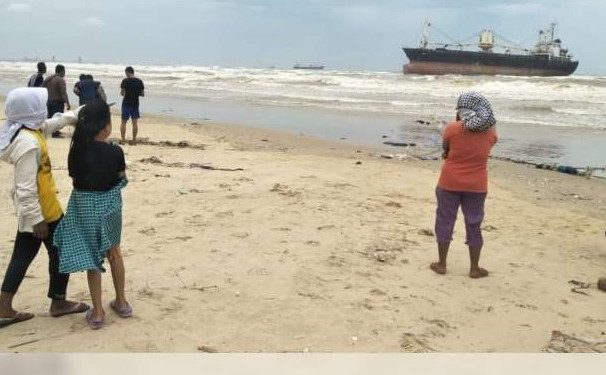 Hendak Muat Semen, Kapal Velsia Kandas Terseret Ombak