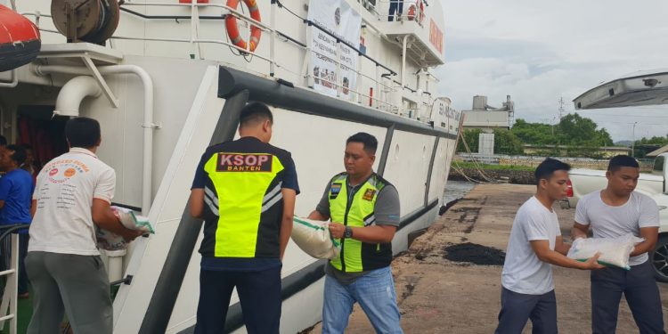 KNP Trisula Angkut Bantuan Kemanusiaan untuk Tsunami Selat Sunda