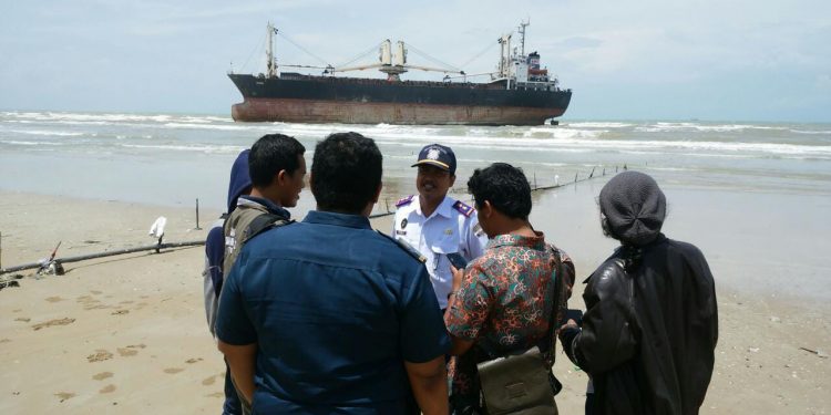 Enam Kapal Terdampar di Pantura Tuban