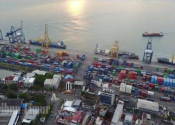 Puluhan Kapal Mengantre di TPK Makassar