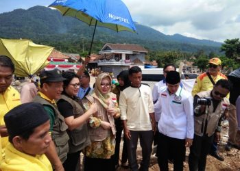 Mbak Tutut Serahkan Bantuan 10 Kapal ke Nelayan