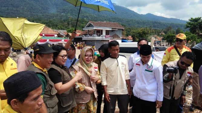 Mbak Tutut Serahkan Bantuan 10 Kapal ke Nelayan