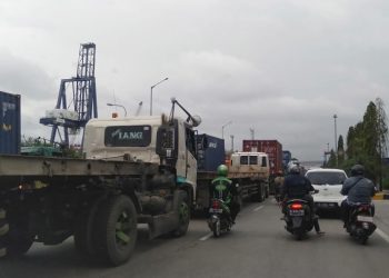 Di Luar Macet, di Dalam Pelabuhan pun Antre