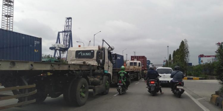 Di Luar Macet, di Dalam Pelabuhan pun Antre