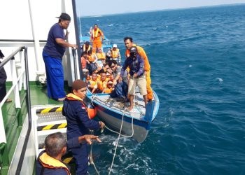 Kapal Sarotama Evakuasi Penumpang MV. Wave Master 5 di Perairan Kepri