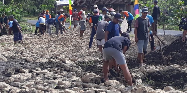 Warga Samas Ikut Padat Karya Kemenhub