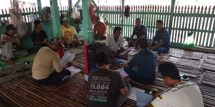 Sebanyak 555 Pas Kecil Diserahkan ke Nelayan di Gresik