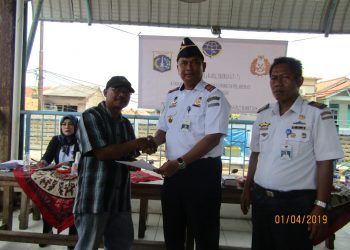 KSOP Muara Angke Bagikan Life Jacket ke Nelayan Kamal Muara