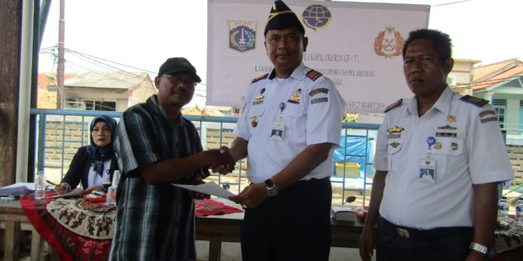 KSOP Muara Angke Bagikan Life Jacket ke Nelayan Kamal Muara