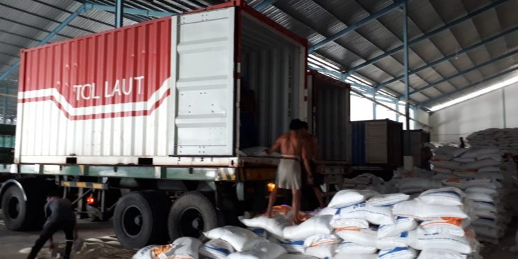 1.000 Ton Beras untuk Tahuna Siap Diangkut Kapal Tol Laut