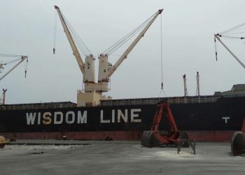 Kapal Genius Star Bongkar Barang PLN Secara STS