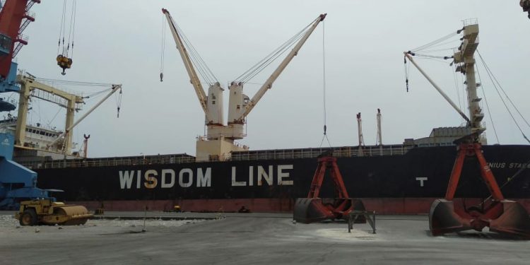 Kapal Genius Star Bongkar Barang PLN Secara STS