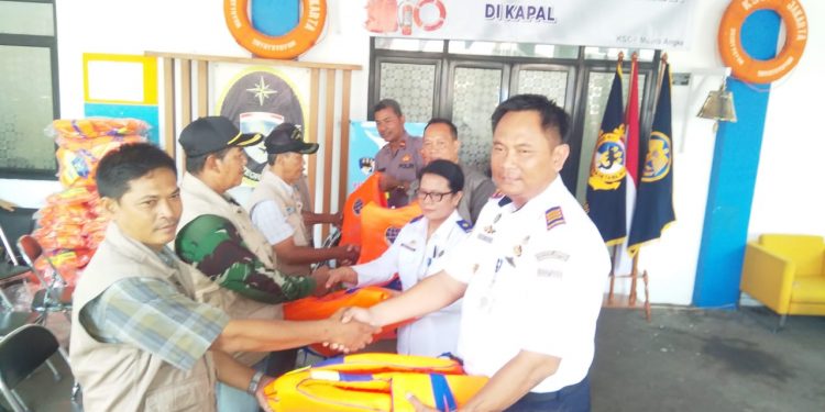 KSOP Muara Angke Sosialisasi Penggunaan Alat Pemadam Kebakaran di Kapal