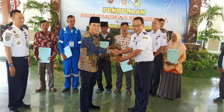 Sebanyak 1.500 Pas Kecil Diserahkan ke Nelayan di Madura