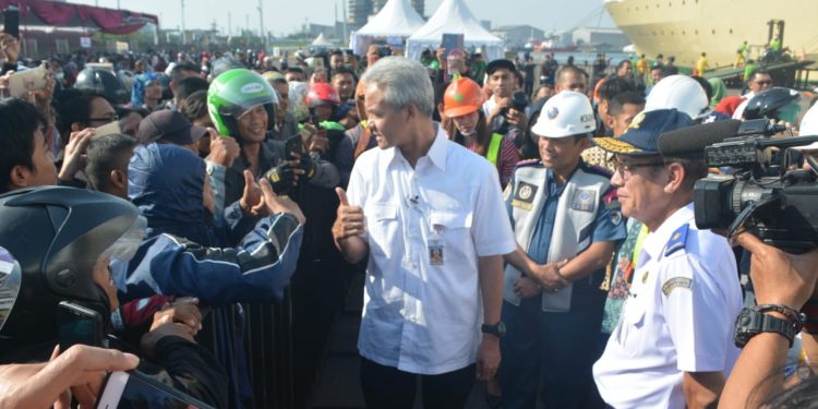 Gubernur Ganjar Sambut Kedatangan Pemudik di Tanjung Emas