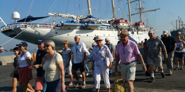 Kapal Wisatawan yang Langka Kunjungi Tanjung Emas